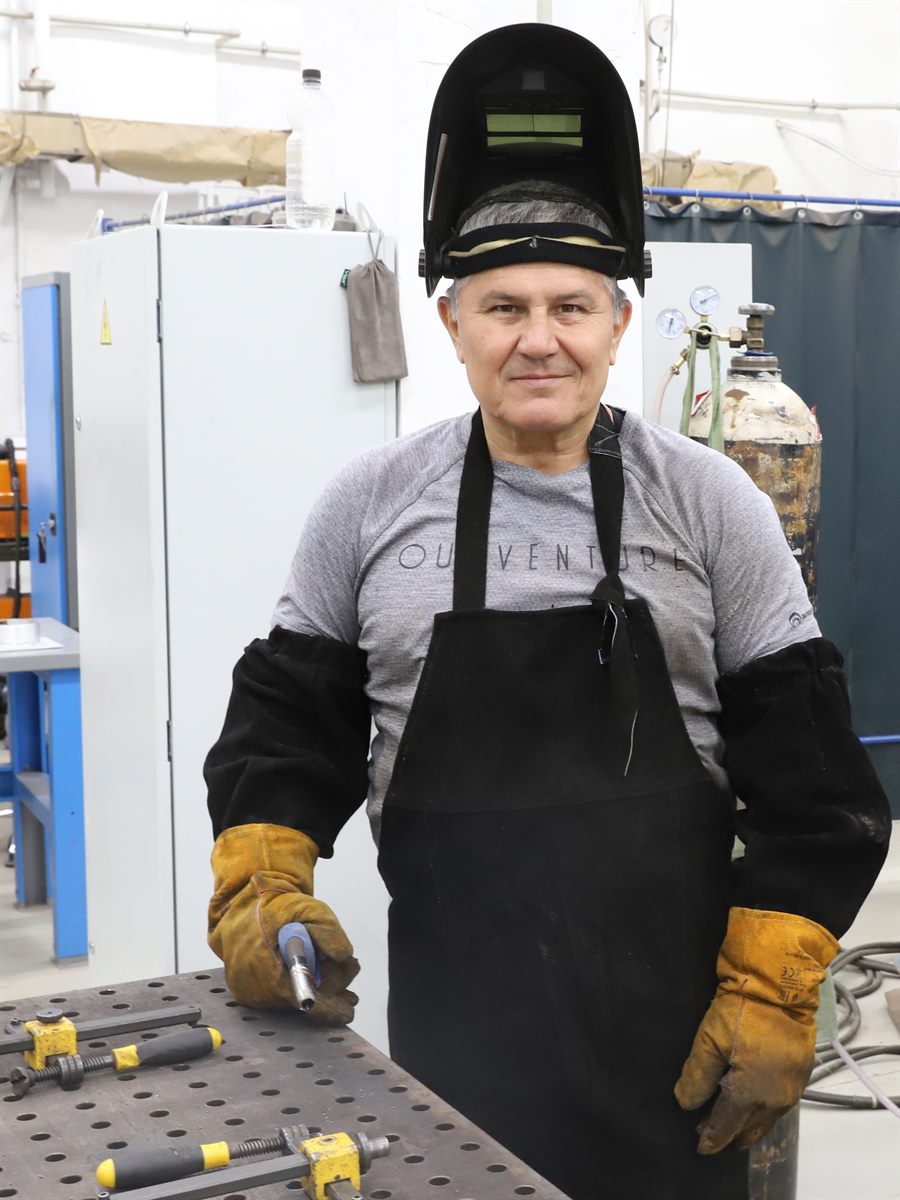 Сварщик Александр Джураев за работой